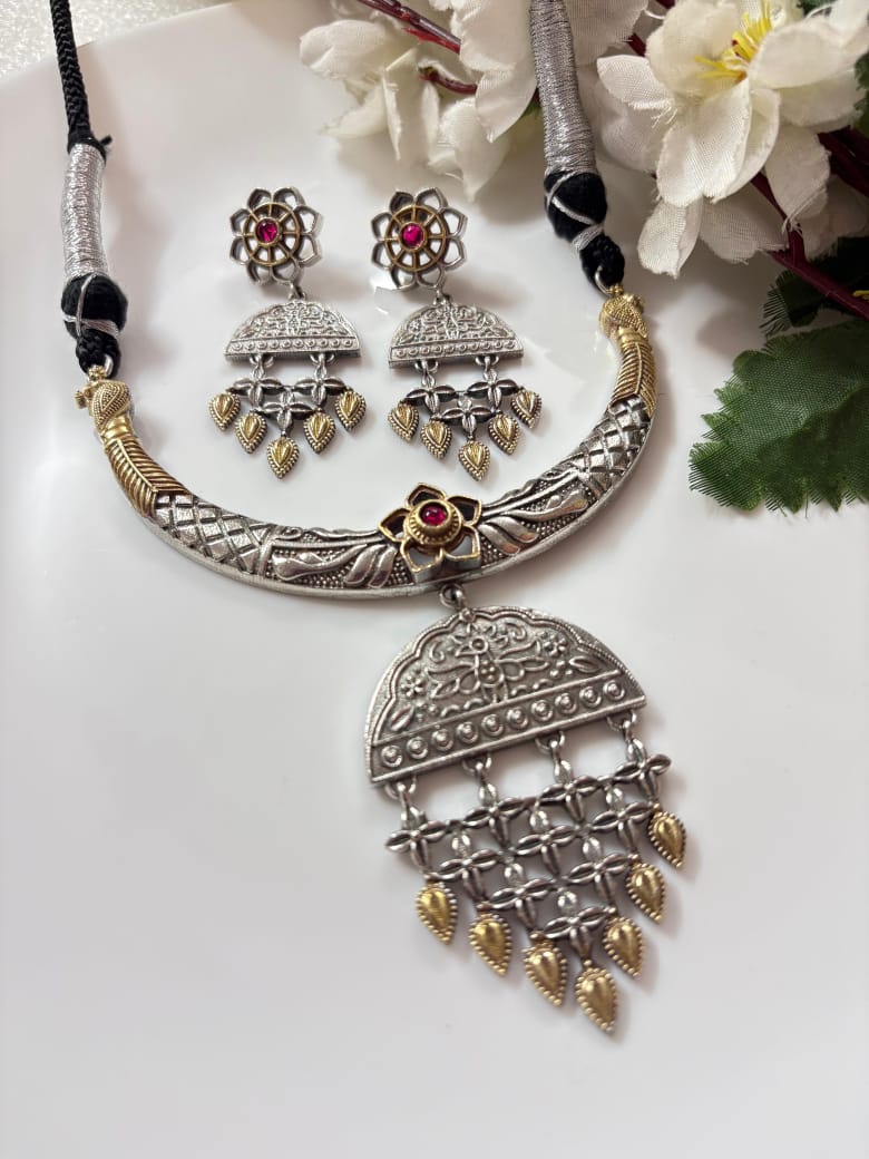 Dual Tone Hasli Necklace Set with Leaf Charms